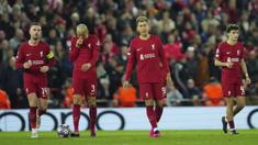 Sebagai salah satu klub raksasa di Eropa, Liverpool tercatat telah memenangi trofi tertinggi di ajang antar-klub Eropa sebanyak enam kali. Rinciannya adalah 4 trofi diraih saat masih berlabel Piala Champions Eropa dan 2 trofi diraih saat telah berformat Liga Champions Eropa. Dalam perjalanan The Reds di Liga Champions, penampilan superior tak selalu ditampilkan. Liverpool juga pernah mengalami aib saat harus takluk dengan skor memalukan. Berikut ini daftar 4 kekalahan terbesar Liverpool di ajang Liga Champions. (AP Photo/Jon Super)