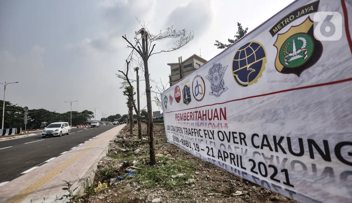 Spanduk info uji coba Jalan Layang atau Flyover Cakung, Jakarta Timur, terpasang di salah satu sisi jalan, Senin (19/4/2021). Uji coba yang berlangsung mulai pukul 07.00 WIB hingga 22.00 WIB ini diharapkan mengurangi kemacetan lalu lintas di wilayah tersebut. (merdeka.com/Iqbal S Nugroho)