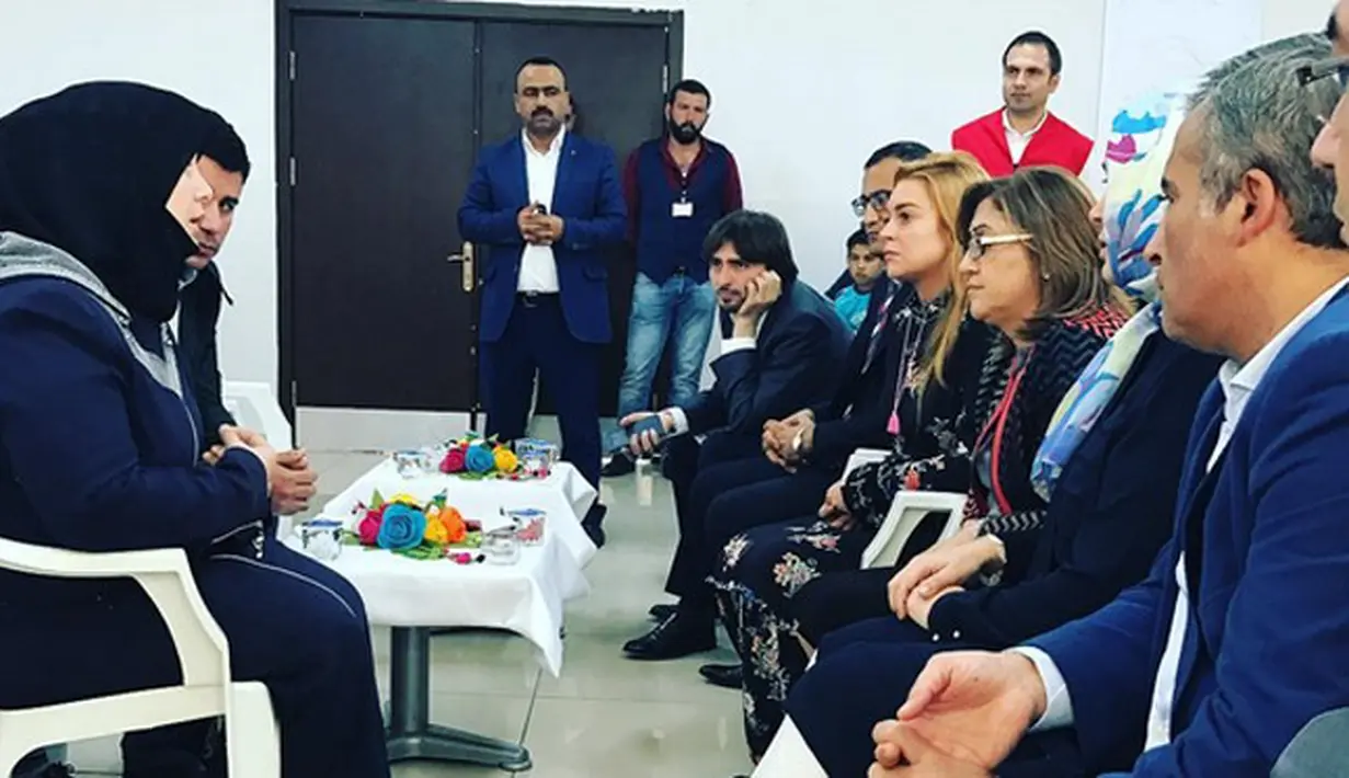 Aktris film 'Mean Grils' Lindsay Lohan tampil berbeda. Belum lama ini, Lindsay mengunjungi pengungsian di kawasan Gaziantep, Turki. Untuk menghibur para pengungsi korban konflik. (dok. Twitter)