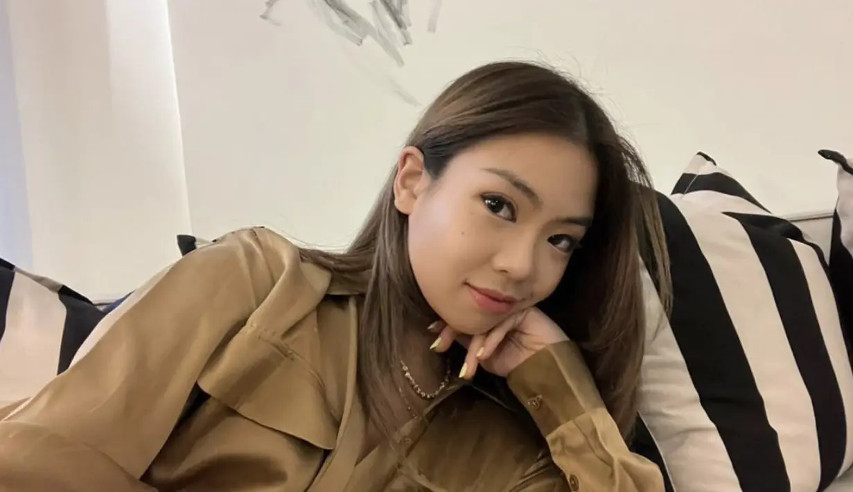 Gayanya menampilkan kesan minimalis. Ia kerap mengenakan kemeha berpotongan sederhana disertai material yang sempurna dipakai untuk agenda formal. [Foto: Clarissatanoe/Instagram].