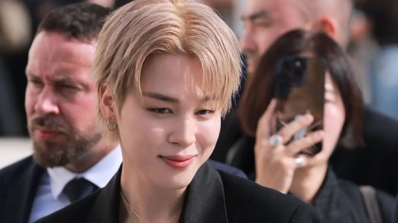 Pesona Prince Dior Jimin BTS Tampil Shirtless di Paris Fashion Week