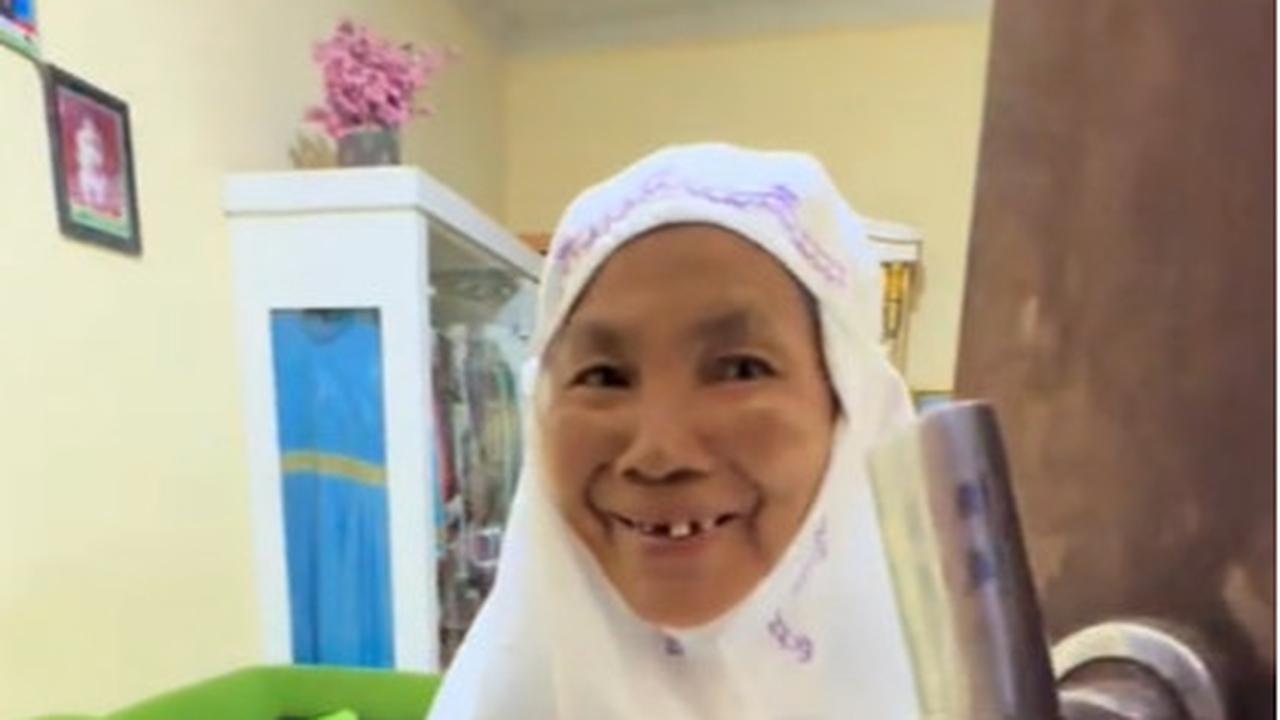 Selalu Tunggu Sang Cucu Kembali di Pintu Rumah, Momen Kedekatan Pria dengan Neneknya Ini Bikin Haru