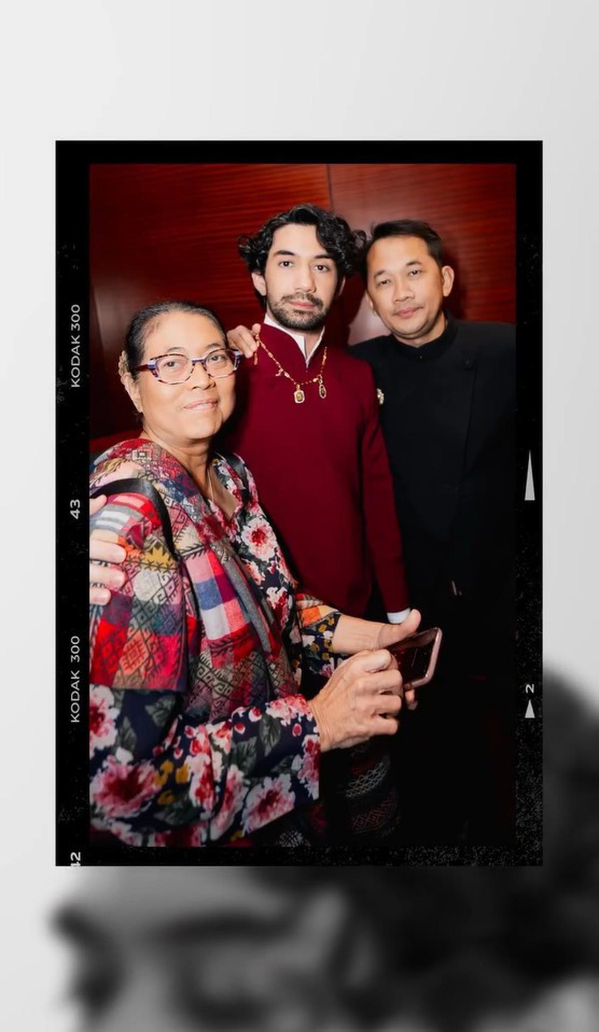 7 Potret Reza Rahadian Pakai Beskap Merah di Gala Night Film 'GOWOK', Ungkap Rahasia Kamasutra Jawa