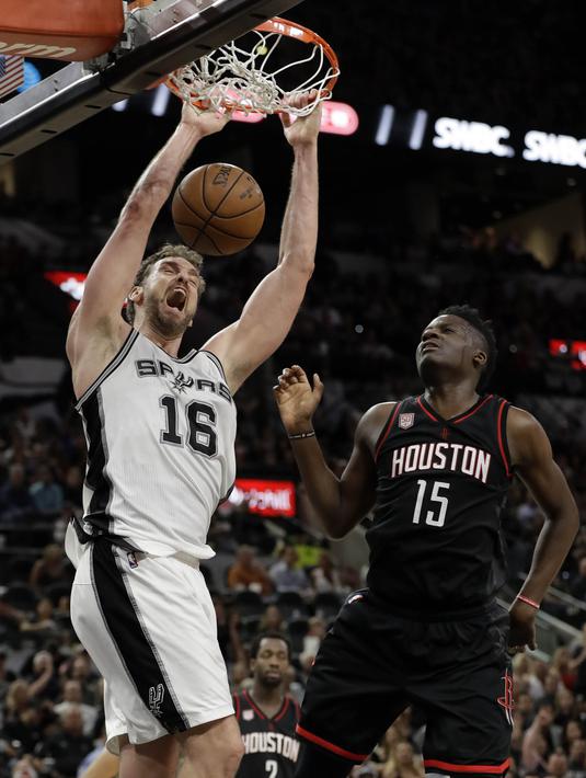 Pebasket San Antonio Spurs, Pau Gasol, memasukan bola saat melawan Houston Rockets pada laga semifinal wilayah barat NBA di AT&T Center, San Antonio, Rabu (3/5/2017). Spurs menang 121-96 atas Rockets. (AP/Eric Gay)