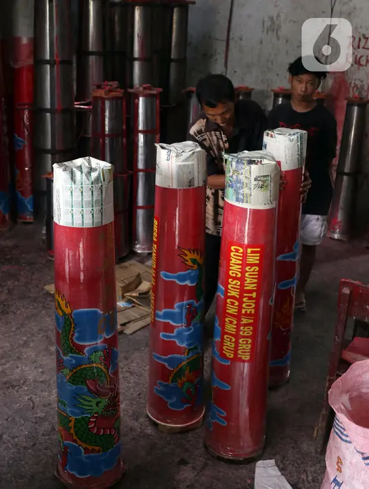 Pekerja mengepak lilin untuk perayaan Tahun Baru Imlek di Tangerang, Banten, Kamis (4/2/2021). Tahun Baru Imlek pada 12 Februari 2021 mendatang kemungkinan digelar tanpa perayaan besar karena pandemi COVID-19. (Liputan6.com/Angga Yuniar)