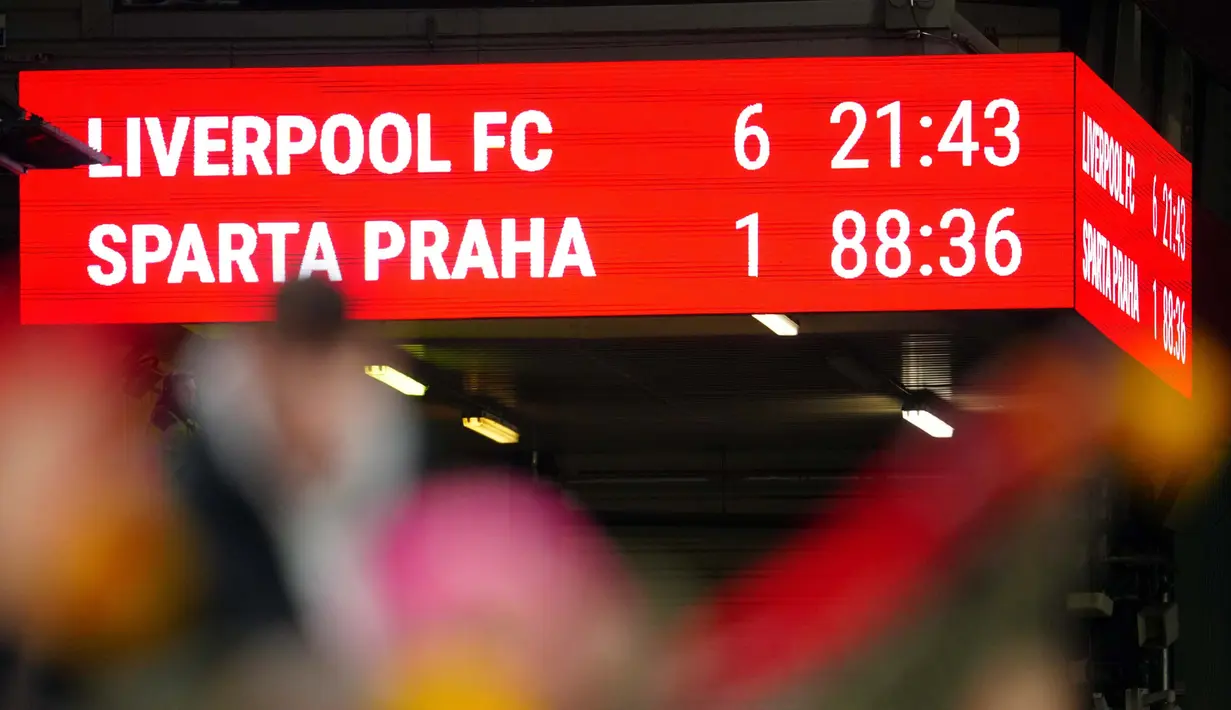 Papan skor menunjukkan hasil akhir pertandingan sepak bola leg kedua babak 16 besar Liga Europa antara Liverpool dan Sparta Praha di Stadion Anfield, Liverpool, Inggris, Kamis 14 Maret 2024. (AP Photo/Jon Super)