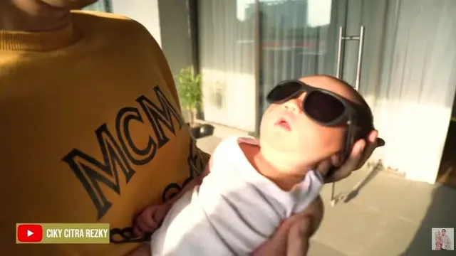 6 Potret Baby Keene Atharrazka Berjemur Pakai Kacamata, Bikin Gemas