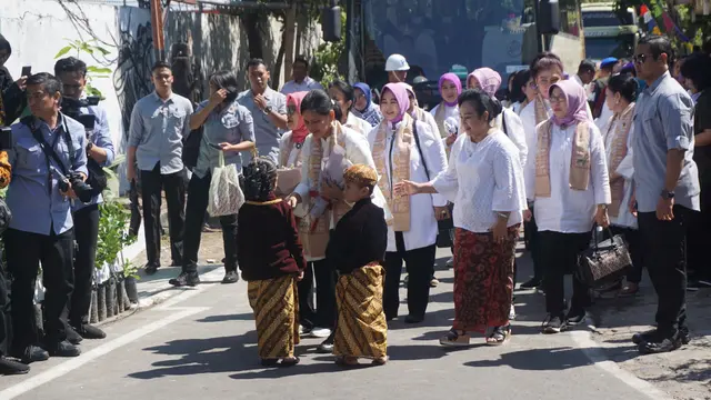 Ibu Negara Iriana Jokowi Kunjungi PAUD di Solo