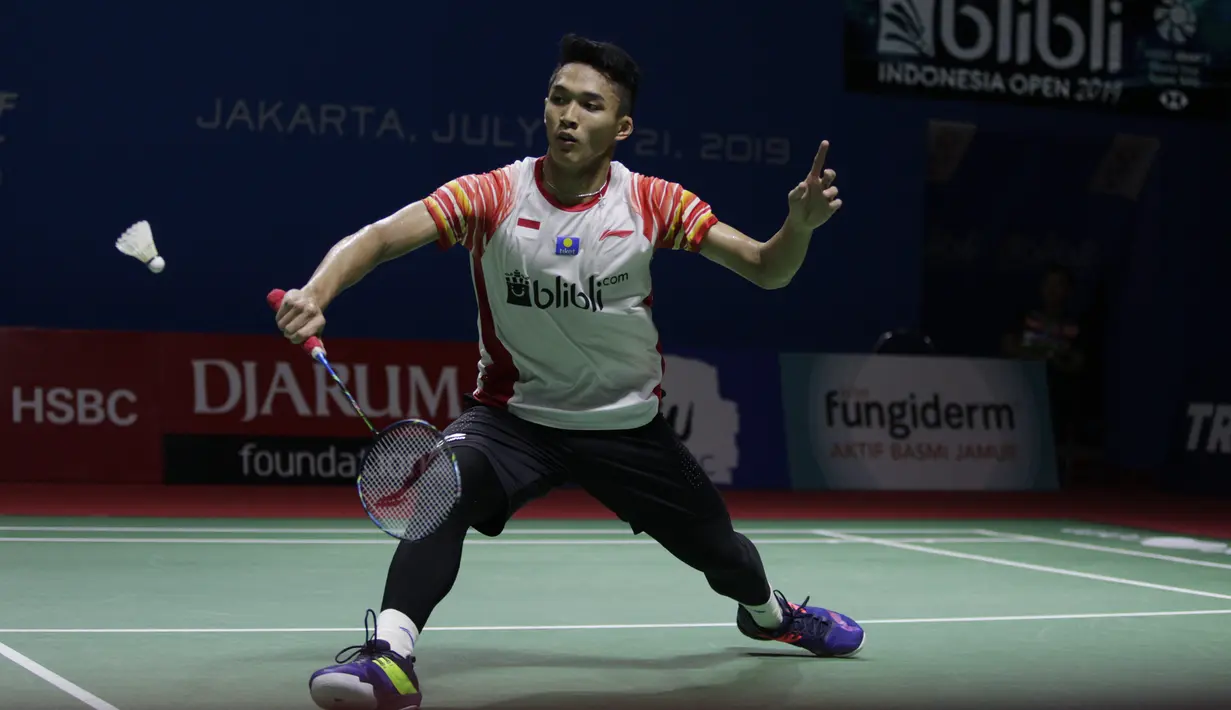 Tunggal putra Indonesia, Jonatan Christie, mengembalikan kok saat melawan Rasmus Gemke pada Blibli Indonesia Open 2019 di Istora Senayan, Jakarta, Selasa (16/7). Jojo menang 21-17 24-22. (Bola.com/Vitalis Yogi Trisna)