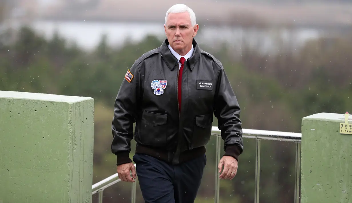 Wapres AS Mike Pence mengunjungi Pos Pengamatan Ouellette di sepanjang Zona Demiliterisasi (DMZ), perbatasan Korsel dan Korut, Senin (17/4). Kunjungan ini dilakukan Pence setelah Korut gagal melakukan uji coba rudal. (AP Photo/Lee Jin-man)