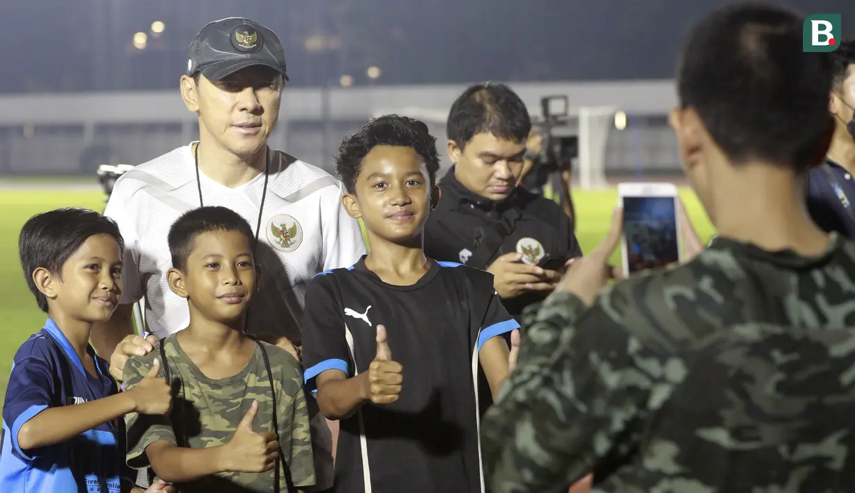 Tidak hanya para pemain, fans cilik foto juga menyasar pelatih Timnas Indonesia U-19, Shin Tae-yong, untuk diajak foto bersama. (Bola.com/M Iqbal Ichsan)