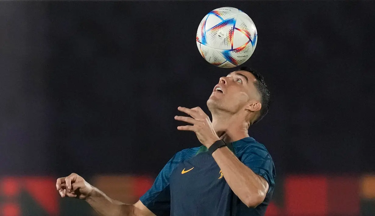 Cristiano Ronaldo mengontrol bola selama latihan resmi Portugal menjelang pertandingan sepak bola Piala Dunia grup H antara Portugal dan Ghana di tempat pelatihan Al Shahaniya SC, Al Shahaniya, Qatar, Rabu (23/11/2022). Pertandingan melawan timnas Ghana akan menjadi pembuktian atas konfilknya dengan klub setan merah. (AP Photo/Lee Jin-man)