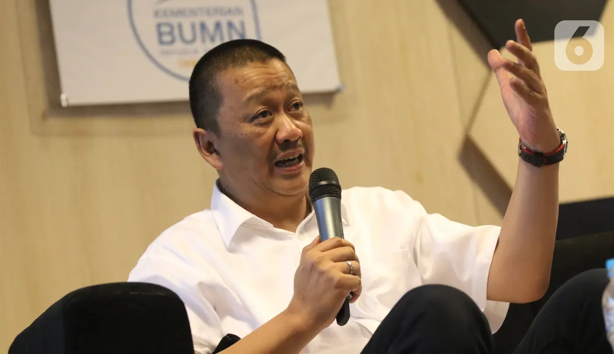 Direktur Utama (Dirut) PT Garuda Indonesia (Persero) Tbk (GIAA) Irfan Setiaputra saat berkenalan kepada media di Jakarta, Jumat (24/1/2020). Dalam perkenalan tersebut Triawan dan Irfan memaparkan program program baru untuk pembenahan Garuda Indonesia. (Liputan6.com/Angga Yuniar)