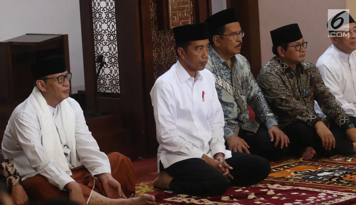 Presiden Joko Widodo sebelum memberikan sertifikat tanah wakaf di Masjid Raya Bani Umar, Tangerang Selatan, Jumat (22/2). Jokowi membagikan 351 sertifikat tanah wakaf untuk musala, tempat pendidikan dan pesantren. (Liputan6.com/Angga Yuniar)