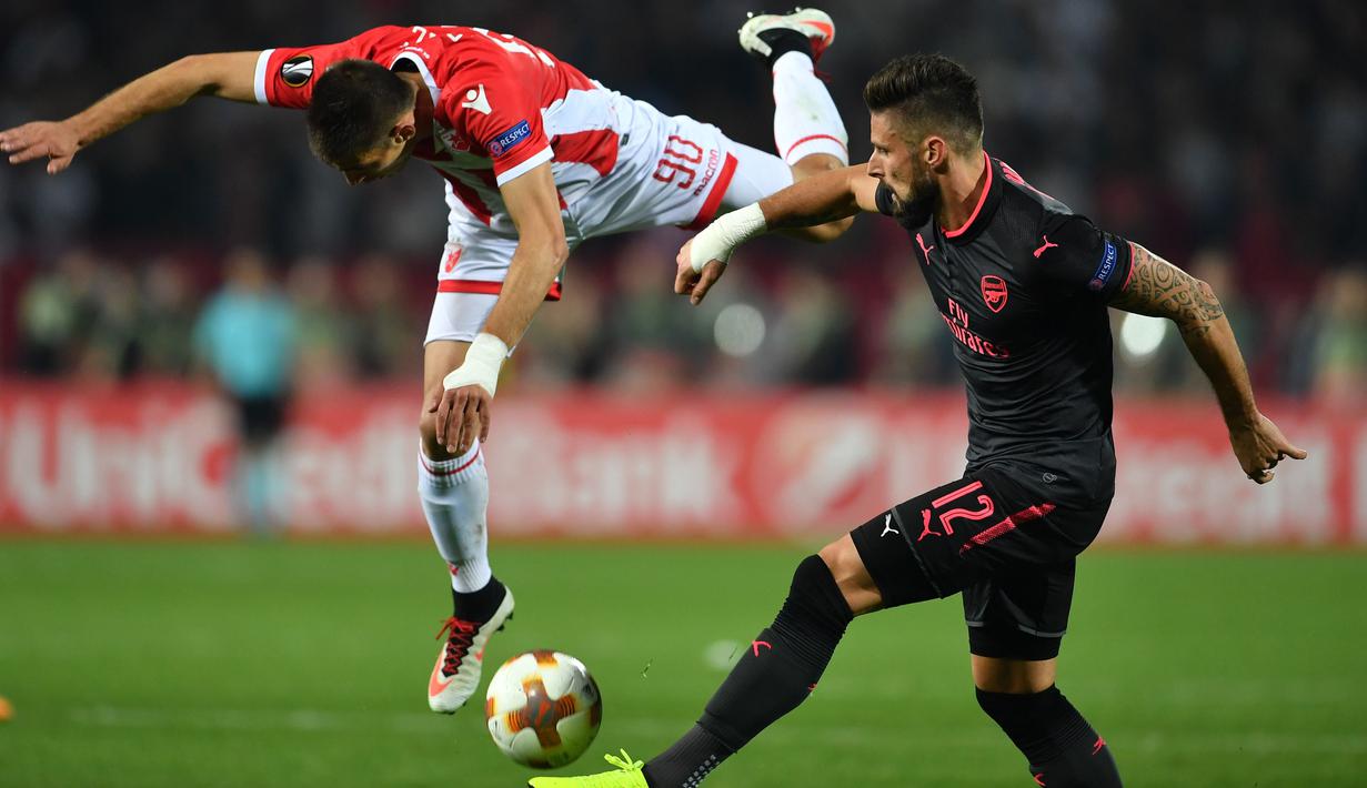Aksi pemain Arsenal, Olivier Giroud (kanan) mencoba melewati adangan pemain Belgrade, Vujadin Savic (kiri)  pada laga grup H Liga europa di Stadion Rajko Mitic, (19/10/2017). Arsenal menang 1-0. (AFP/Andrej Isakovic)