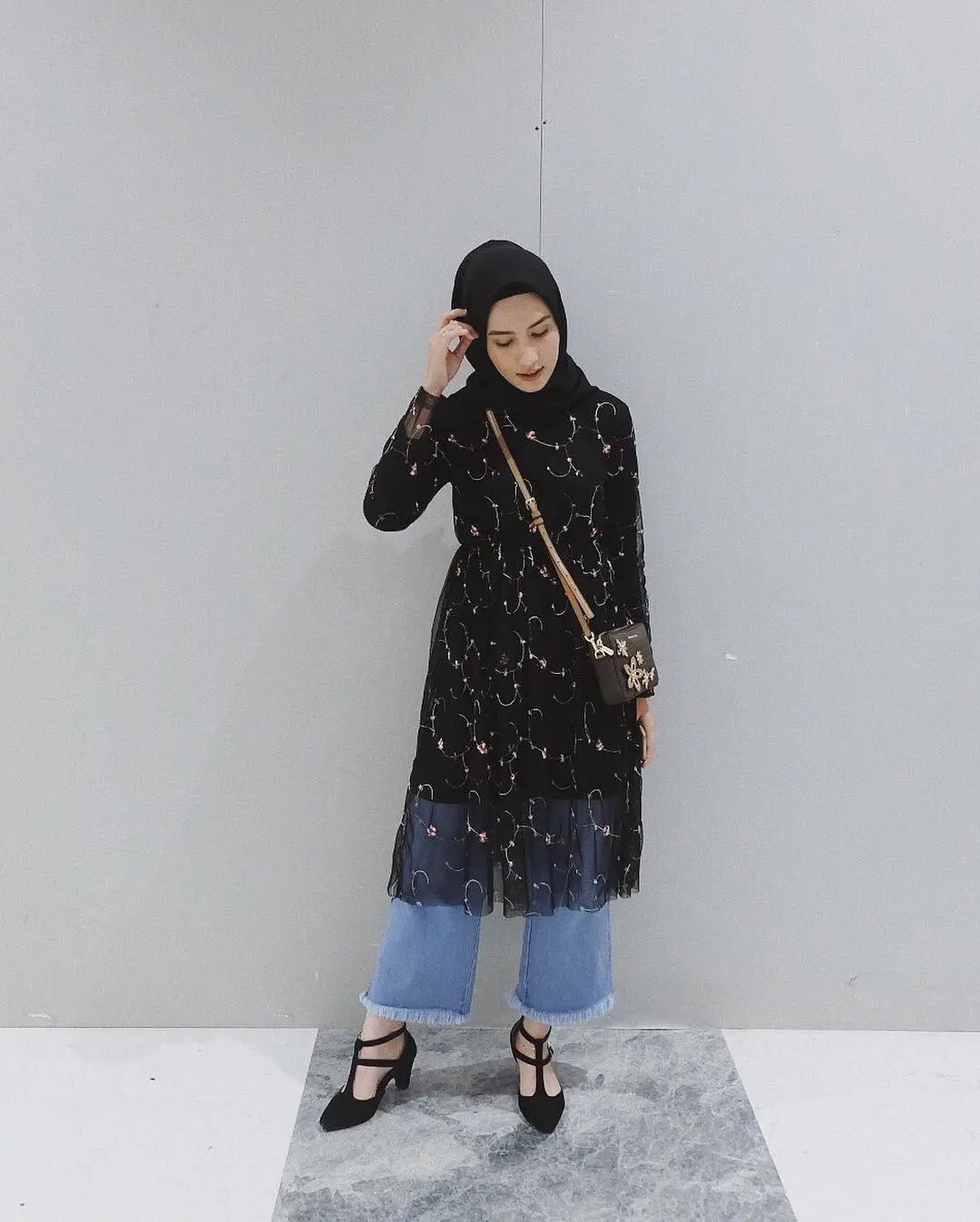 Mix and match busana hijab yang unik dan simple. (sumber foto: @dwihandaanda/instagram)