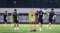 Kevin Diks (dua dari kanan) mengikuti latihan bersama Timnas Indonesia di Stadion Madya, Senayan, Jakarta, Selasa (12/11/2024). (Bola.com/Bagaskara Lazuardi)