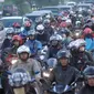 Pengendara sepeda motor terjebak kemacetan di jalan Lamaran, Karawang, Sabtu (2/7). Kemacetan tersebut terjadi akibat pemisahan jalur antara roda dua dengan roda empat untuk mengantisipasi jalur mudik Pantura. (Liputan6.com/Gempur M Surya)