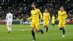 Pemain Chelsea Olivier Giroud (tengah) melakukan selebrasi usai mencetak gol ke gawang Dynamo Kiev pada leg kedua babak 16 besar Liga Europa di Stadion NSK Olimpiyskiy, Kiev, Ukraina, Jumat (15/3). Chelsea menang 5-0. (REUTERS/Valentyn Ogirenko)