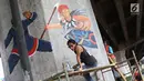 Peserta mengikuti kompetisi mural di tiang tol kawasan Rawamangun, Jakarta, Sabtu (4/5). Kompetisi tersebut digelar dalam rangka menyambut kegiatan Asian Games 2018 yang akan berlangsung di Jakarta dan Palembang. (Liputan6.com/Immanuel Antonius)