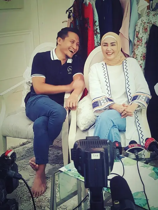 Perubahan penampilannya yang kini berhijab membuat Fenita Arie harus lebih memilah pekerjaan. Dan, yang patut ia syukuri adalah ia menjadi lebih memiliki banyak waktu untuk mengurus keluarga. (Instagram/fenitarie)