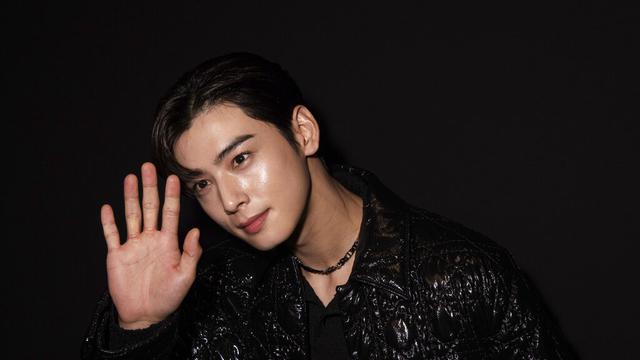 Cha Eun Woo dalam peragaan busana Dior musim semi/ panas 2023 pada September 2022 di Paris. (Vianney Le Caer/Invision/AP)