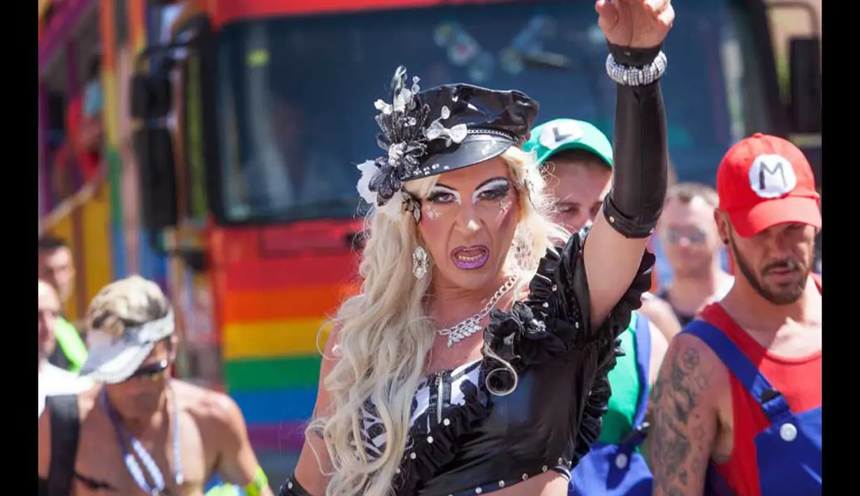  Seorang peserta parade melambaikan tangan di International Carnaval of Maspalomas, Spanyol, Sabtu (24/05/2014) (AFP PHOTO/MARTIN DESIREE)