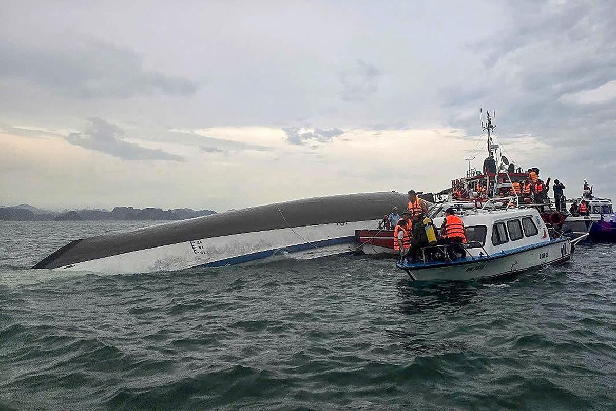 FOTO: Kapal Wisata Terbalik di Teluk Ha Long, Puluhan Wisatawan Tewas