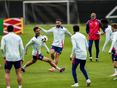 Para pemain Spanyol menghadiri sesi Latihan menjelang laga matchday 1 Grup B Euro 2024, di base campnya di Donaueschingen, Jerman, Jumat (14/6/2024). (AP Photo/Manu Fernandez)