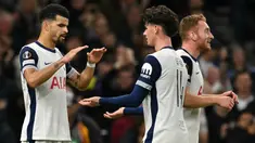 Pemain depan Tottenham Hotspur, Dominic Solanke (kiri) merayakan gol ketiga timnya bersama Archie Gray matchday 1 League Phase Liga Europa 2024/2025 melawan Qarabag FK di Tottenham Hotspur Stadium, London, Kamis 26 September 2024 atau Jumat (28/9/2024) dini hari WIB. (Glyn KIRK/AFP)