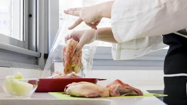 Daging Cepat Bau Meski Ditaruh Kulkas? Begini Cara Penyimpanan yang Benar agar Lebih Tahan Lama - 2