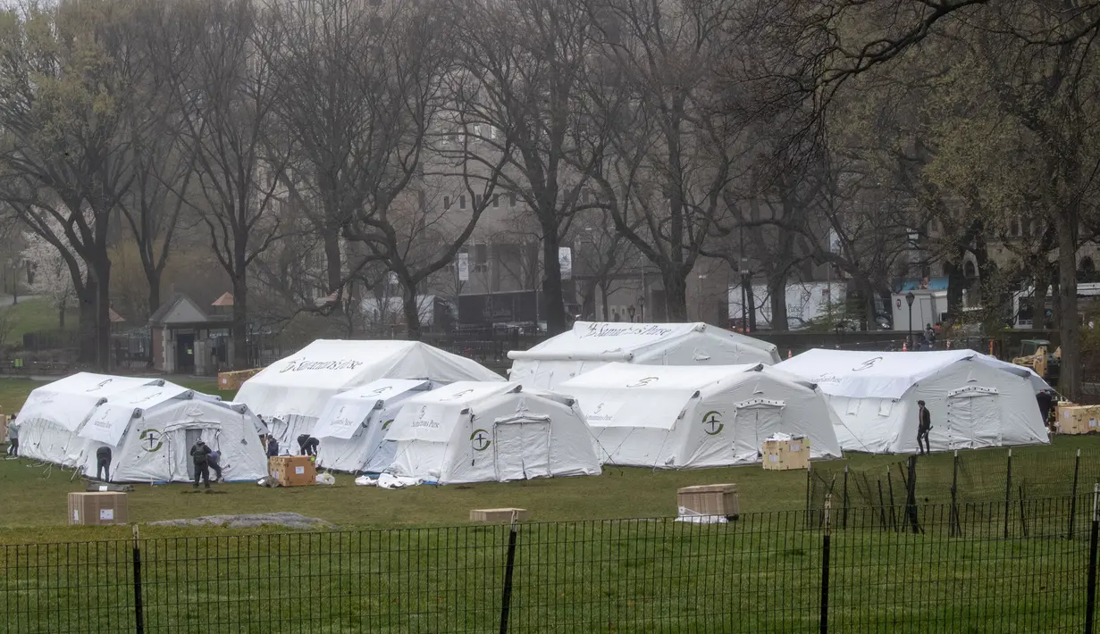 Pekerja Samaritan's Purse membangun rumah sakit lapangan darurat virus corona COVID-19 di Central Park, New York, Amerika Serikat, Minggu (29/3/2020). Rumah sakit lapangan darurat yang dibangun di seberang Rumah Sakit Mount Sinai ini dilengkapi dengan unit pernapasan. (AP Photo/Mary Altaffer)