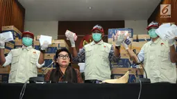 Wakil Ketua KPK Basariah dan Petugas KPK menunjukkan barang bukti OTT uang senilai Rp8 miliar di gedung KPK, Jakarta, Kamis (28/3). KPK menetapkan anggota DPR dari fraksi Partai Golkar Bowo Sidik Pangarso (BSP) beserta barang bukti uang dalam 84 kardus. (merdeka.com/Dwi  Narwoko)
