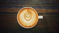 How to make a cappuccino at home with and without an espresso machine. (Photo: wu yi/Unsplash)
