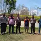 Police line dipasang di lokasi semburan gas bercampur air di sumur tua bekas pengeboran minyak era Belanda di Desa Plosorejo, Kecamatan Kunduran, Kabupaten Blora pada hari Sabtu (3/10/2020) (Liputan6.com/Ahmad Adirin)