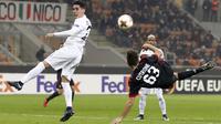 Aksi pemain AC Milan, Patrick Cutrone melakikan tendangan salto ke gawang Austria-Wien pada laga grup D Liga Europa di San Siro stadium, Milan, (23/11/2017). Milan menang telak 5-1. (AP/Antonio Calanni)