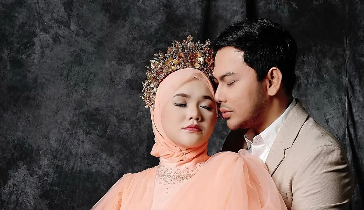 Sudah banyak momen mesra yang keduanya bagikan dalam media sosial Instagramnya. Pasangan ini menanti buah hati selama dua tahun dan kini telah resmi menjadi seorang ayah dan ibu. Dalam menanti buah hatinya, pasangan ini kerap menjalani maternity shoot bersama. (Liputan6.com/IG/@rofikohisnaini_real)
