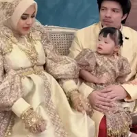 Di balik layar pemotretan keluarga Atta Halilintar dan Aurel Hermansyah. (Foto: Instagram/aurelie.hermansyah)