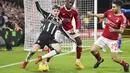 Pemain Manchester United, Alejandro Garnacho, dijaga ketat pemain Nottingham Forest, Moussa Niakhate dan Gonzalo Montiel pada laga pekan ke-20 Premier League 2023/2024, Minggu (31/12/2023) dini hari WIB. (AP Photo/Rui Vieira)