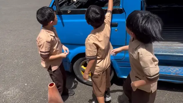 Gaya Ashanty dan Meisya Siregar Naik Angkot. [@meisya_siregar]