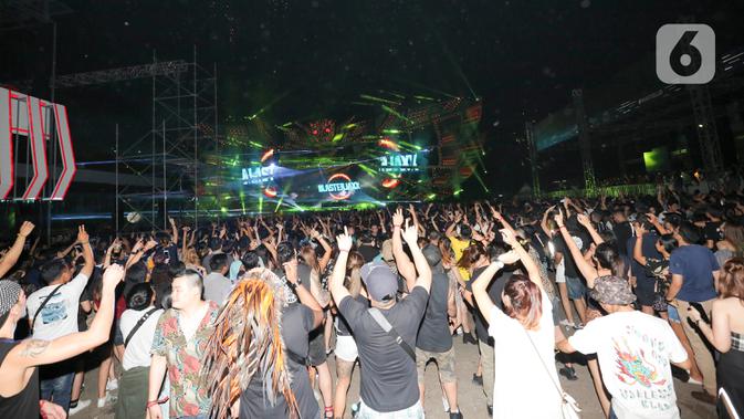 Aksi penonton menyaksikan penampilan DJ Blasterjaxx selama Djakarta Warehouse Project (DWP) 2019 di JI Expo Kemayoran, Jakarta, Jumat (13/9/2019). Hari pertama DWP 2019 dimeriahkan Martin Garrix, Zedd, Dash Berlin, Yellow Claw, hingga Barong Family. (Kapanlagi.com/Budy Santoso)