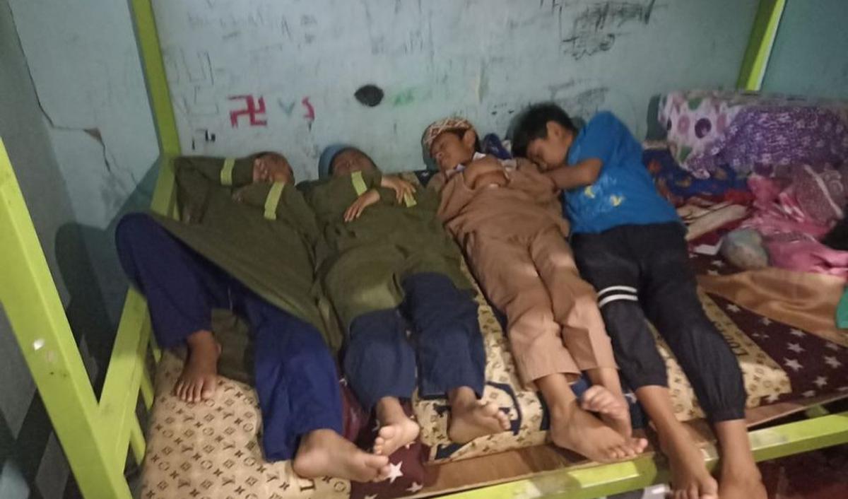 Namun siapa sangka, bangunan kecil tersebut rupanya bukan milik Fadli. Hingga kini, cicilan rumah yang tak begitu luas itu bahkan diketahui menunggak.