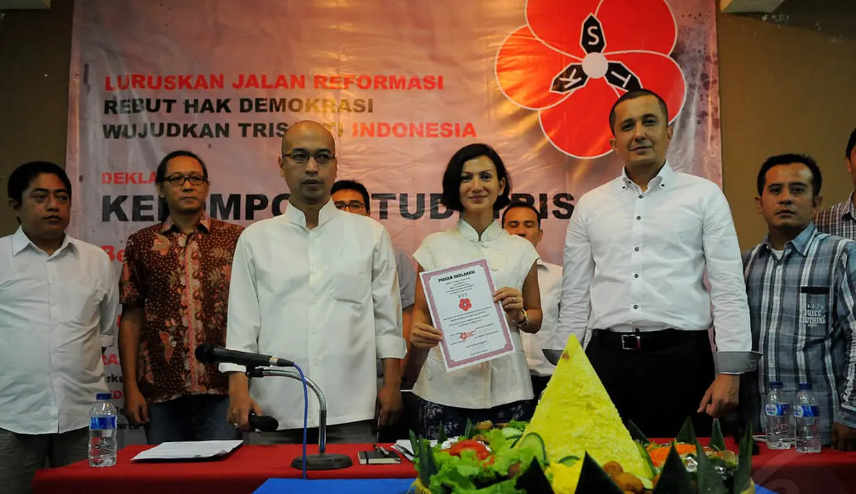 Dalam deklarasi di Gedung Joang 45, Jakarta itu juga diadakan acara potong tumpeng, (13/10/14). (Liputan6.com/Faisal R Syam)