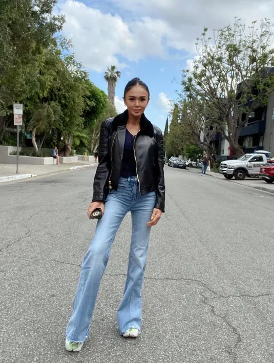 Salah satunya saat ia memadukan t-shirt dengan black leather jacket dan jeans. Terlihat seperti ABG yang hangout dengan teman-temannya [@yunishara36]