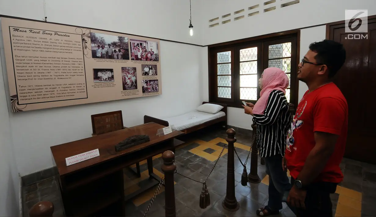 Pengunjung melihat kondisi kamar yang pernah ditempati mantan Presiden Amerika Serikat, Barack Obama di kawasan Bulak Sumur, Yogyakarta, Kamis (29/6). Barack Obama beserta keluarga berlibur ke Yogyakarta, 28-30 Juni. (Liputan6.com/Helmi Fithriansyah)
