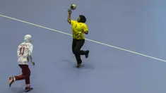 Atlet bola tangan Malaysia, Farah Atifah Ahmad Yusop, saat melawan Indonesia pada laga Asian Games 2018 di GOR Popki Cibubur, Jakarta Timur, Selasa (14/8/2018). Indonesia menang 23-15 atas Malaysia. (Bola.com/Vitalis Yogi Trisna)