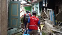 Tim medis Pertamedika IHC menembus medan berat demi menjangkau warga terdampak gempa Cianjur.