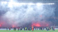 Pantauan langsung Bola.com di lapangan memperlihatkan hampir tidak ada celah yang tersisa di tribune Stadion Utama Gelora Bung Karno. Bahkan, anak tangga yang seharusnya steril pun terisi oleh penonton.  (Bola.com/M Iqbal Ichsan)