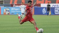 Pemain Persija Jakarta, Muhammad Ferrari menguasai bola dalam laga pekan ke-2 BRI Liga 1 2022/2023 antara Persija Jakarta melawan Persis Solo di Stadion Patriot Candrabhaga, Bekasi, Minggu (31/7/2022) sore WIB. (Bola.com/Ikhwan Yanuar)