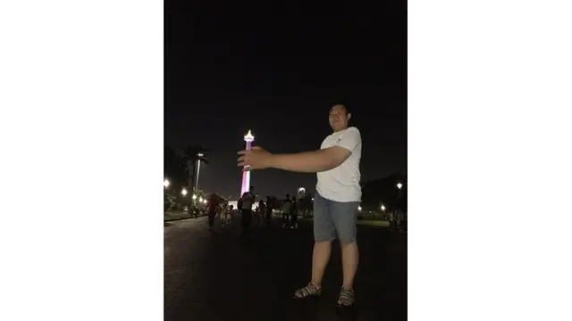 Cowok Ini Minta Fotonya Diedit Pegang Monas, 6 Kreasi Netizen Kocak
